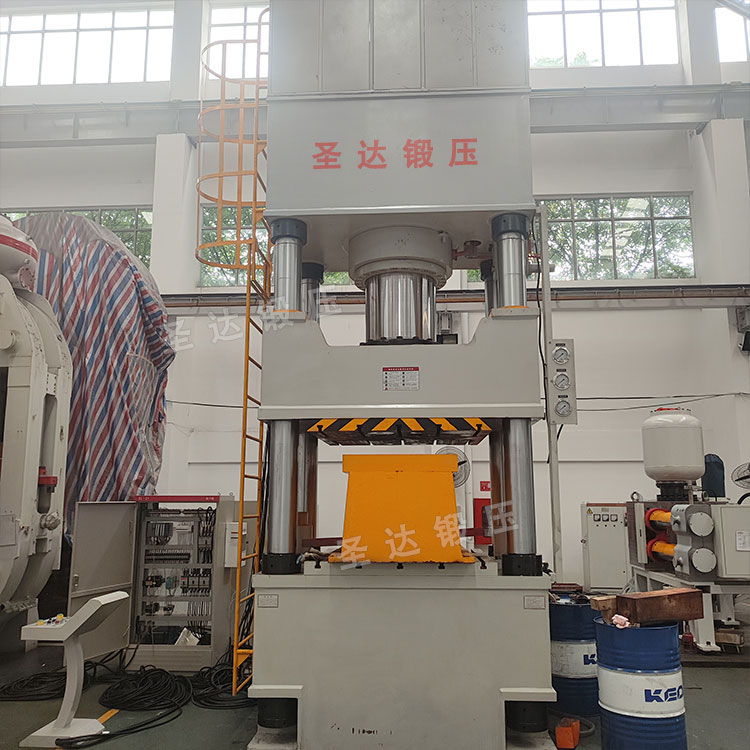 800噸冷擠壓成型液壓機客戶現場 800噸冷擠壓成型液壓機客戶現場